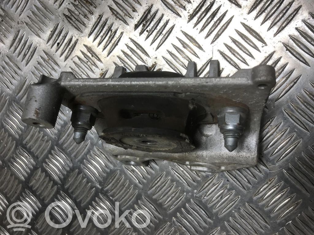 Engine mount bracket
