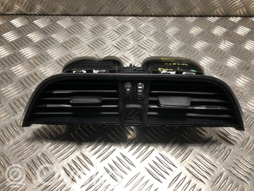 Ford Focus Lango oro grotelės 