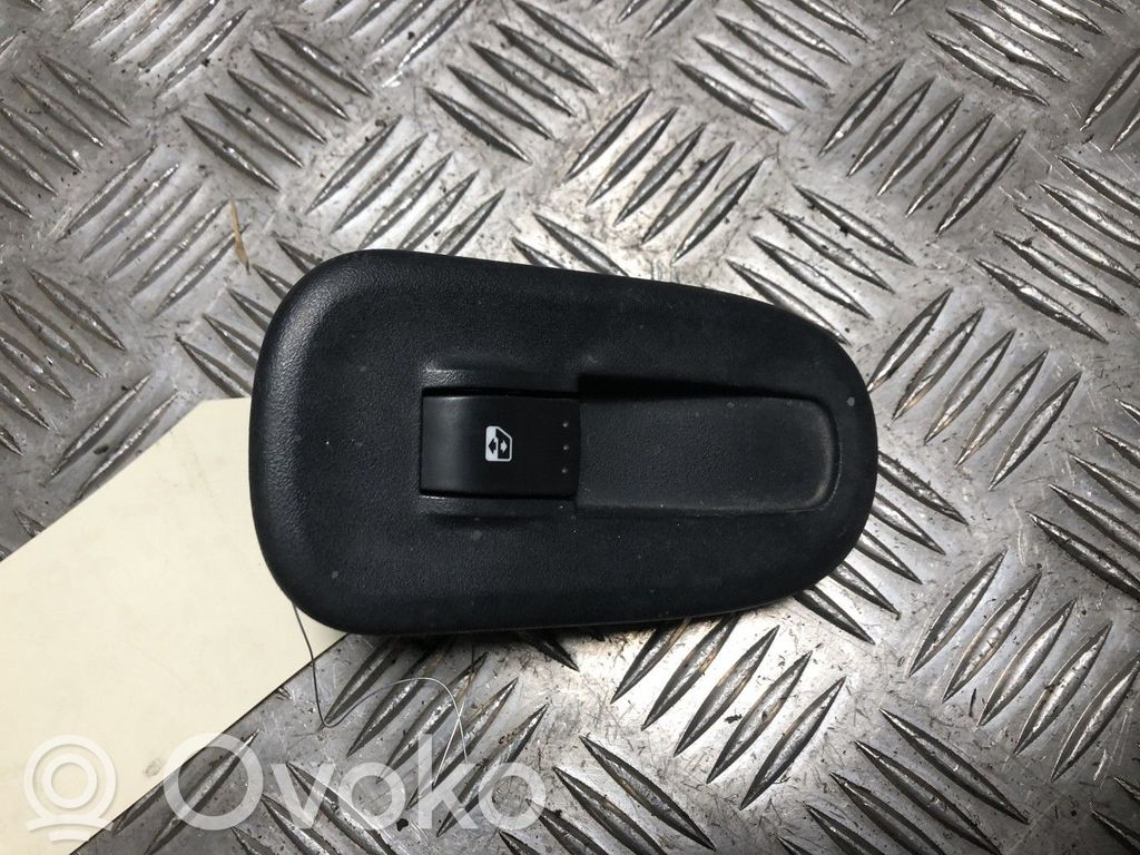 Electric window control switch   8200476809,8200476809