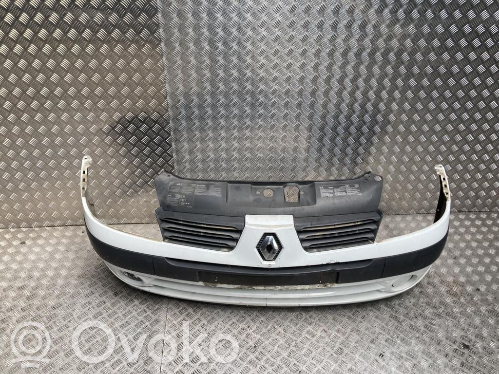 Renault Clio III Parachoques delantero 