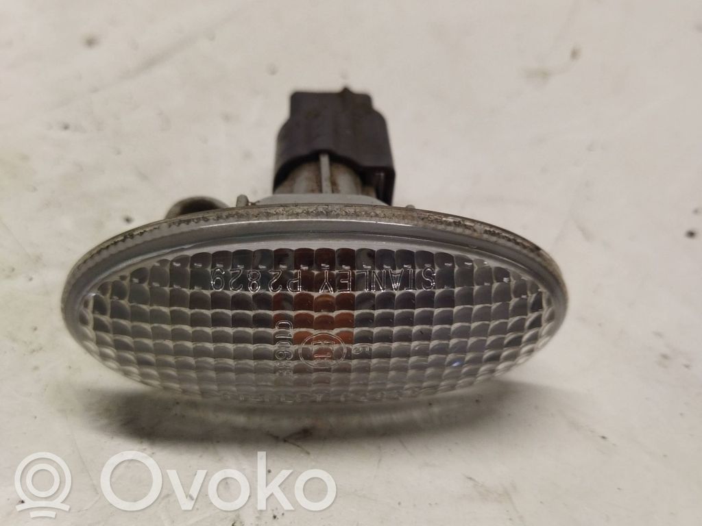 Front fender indicator light   72640