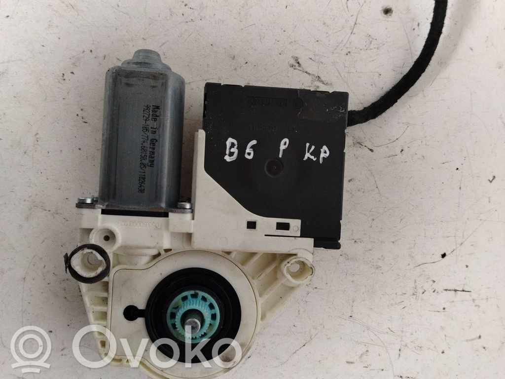 Volkswagen PASSAT B6 Front door window regulator motor 
