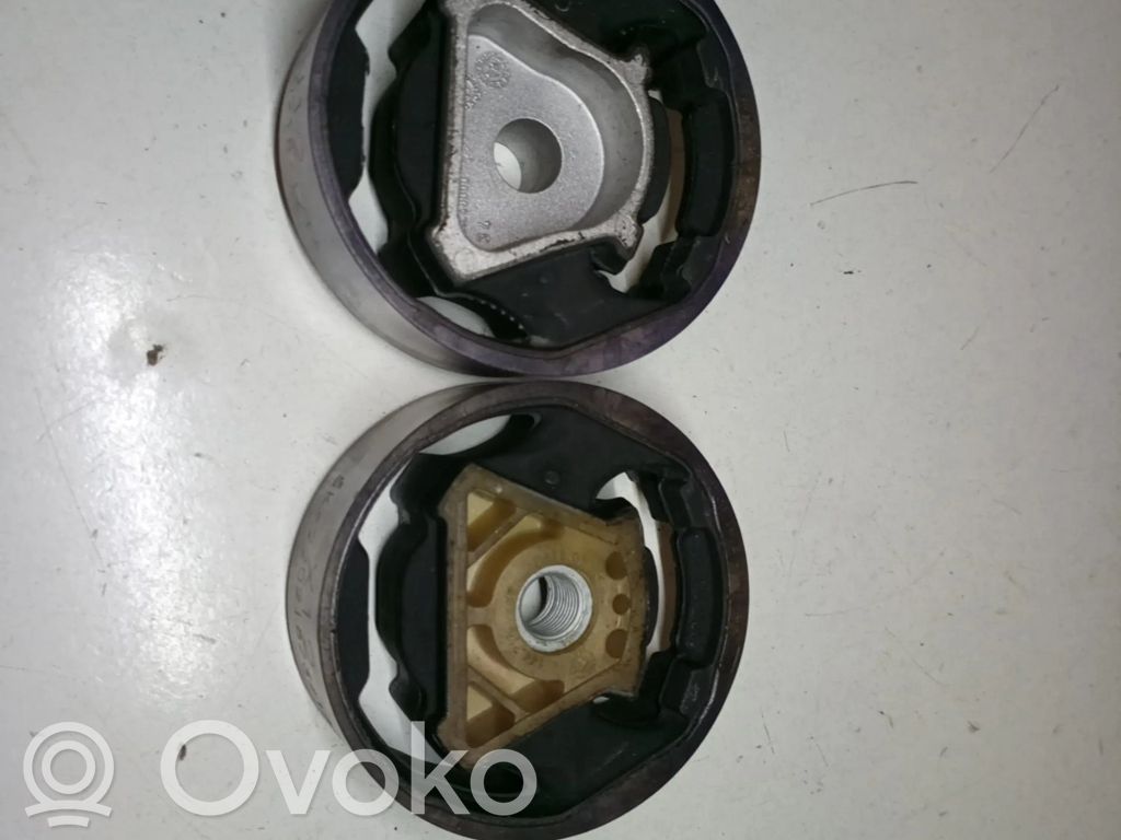 Skoda Octavia Mk2 (1Z) Engine mount bracket 