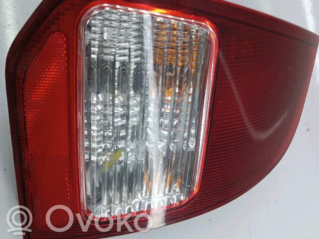 Mitsubishi Colt Galinis žibintas dangtyje 