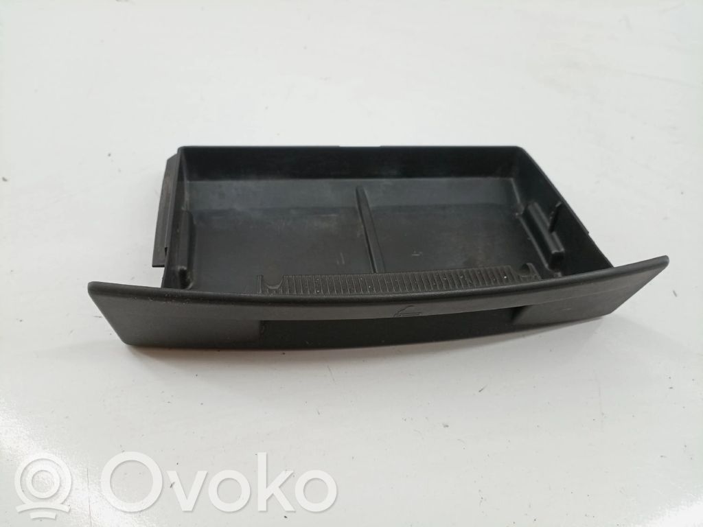 Auton tuhkakuppi   2T14V64610A