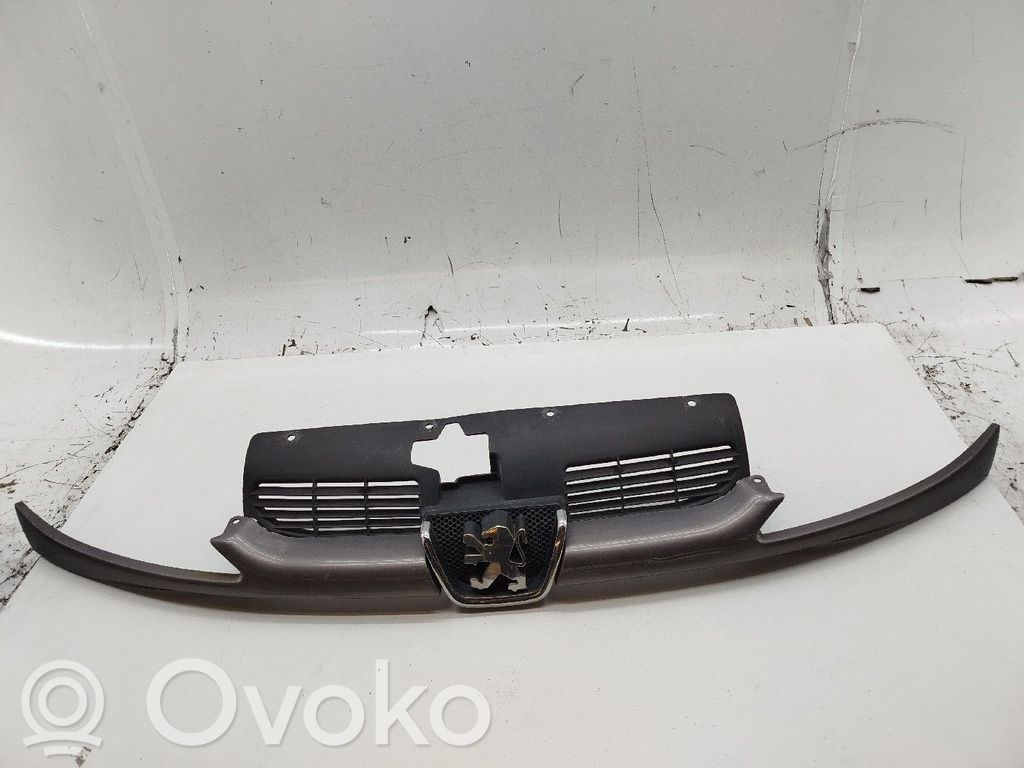 Peugeot 206 Priekšējais režģis 