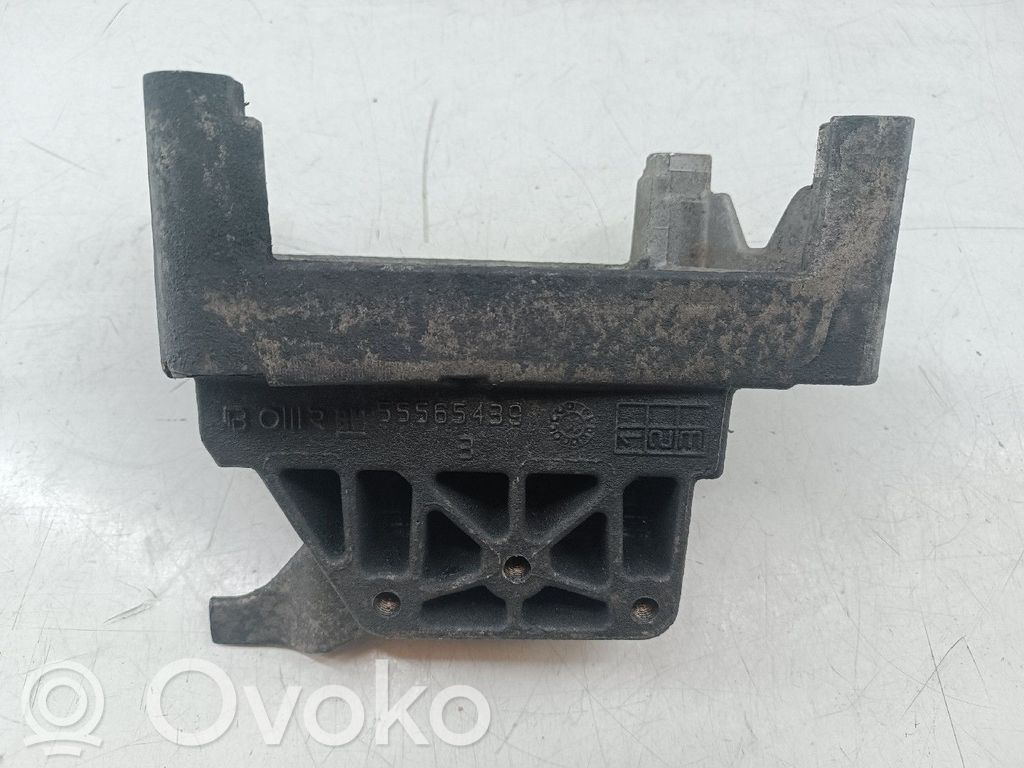 Engine mount bracket   55565439