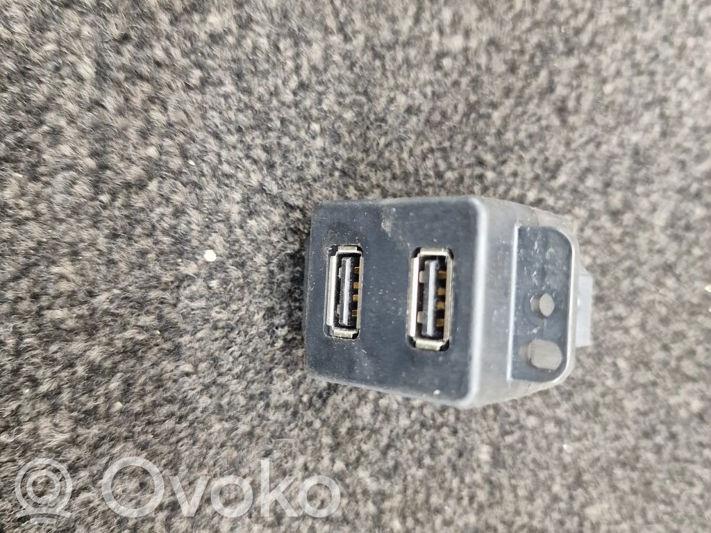 Tesla Model S Разъем USB 