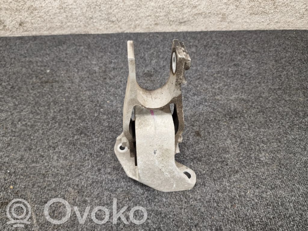 Volvo XC90 Engine mount bracket 