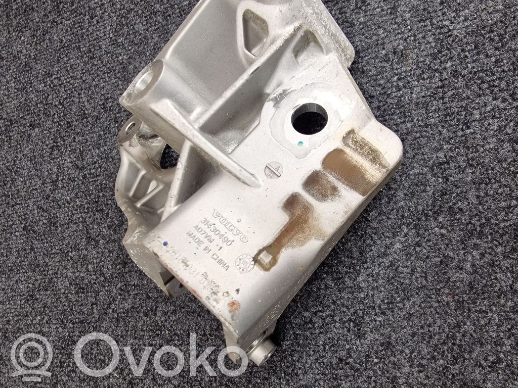 Volvo XC90 Engine mounting bracket 