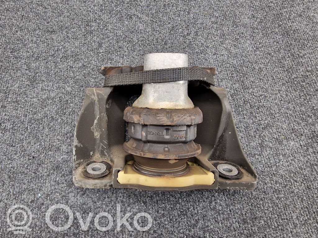 Volvo XC90 Engine mount bracket 