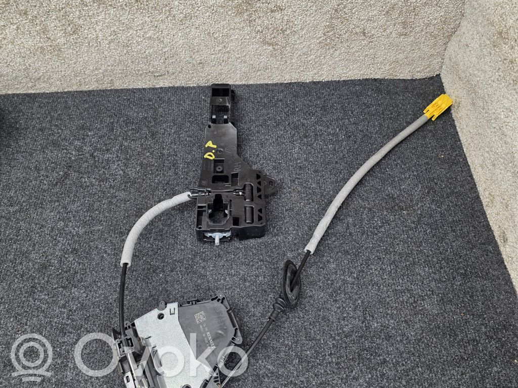 Renault Captur II Front door lock 