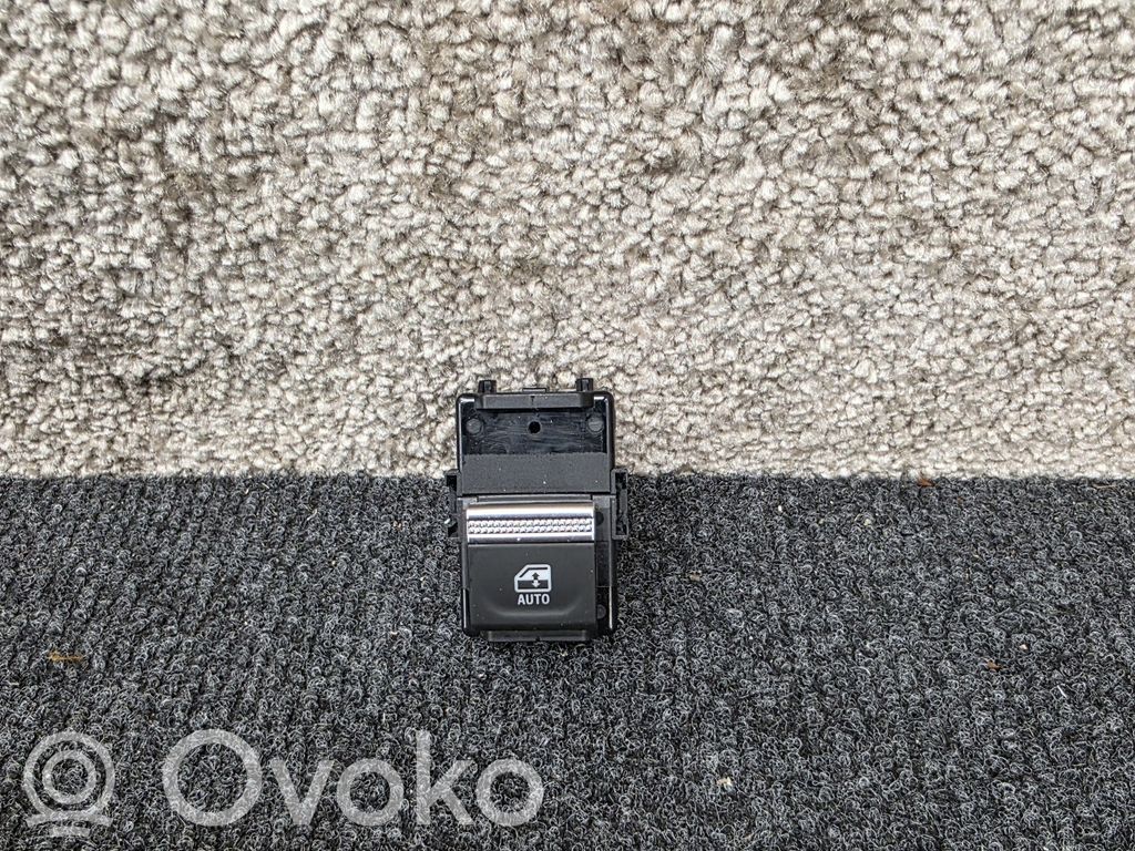 Renault Captur II Electric window control switch 
