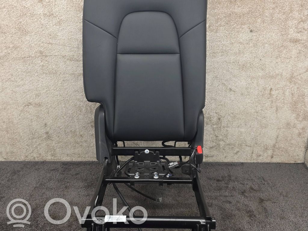 Tesla Model Y Takaistuin 
