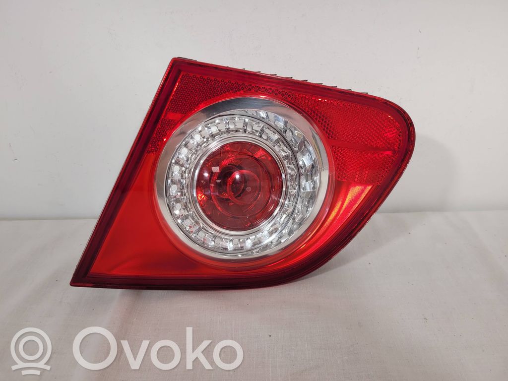 Volkswagen PASSAT B6 Lampy tylnej klapy bagażnika 