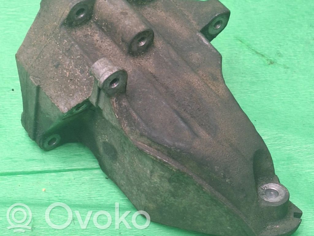 Mercedes-Benz C W204 Engine mounting bracket 