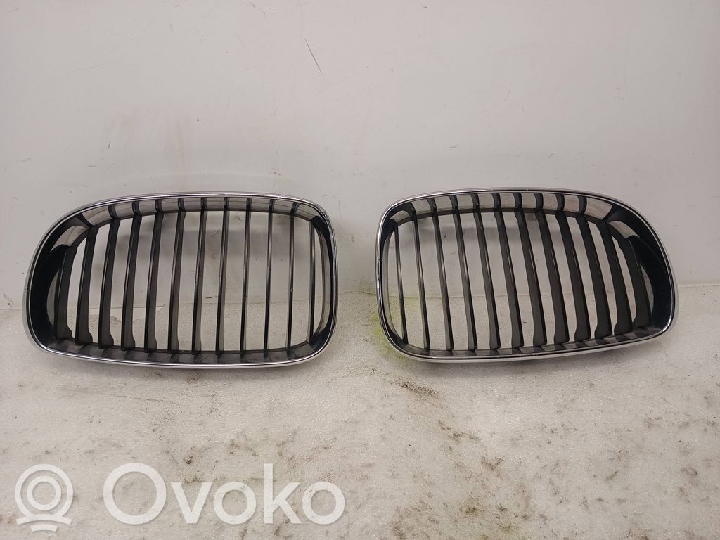 BMW 1 E81 E87 Grotelės viršutinės 