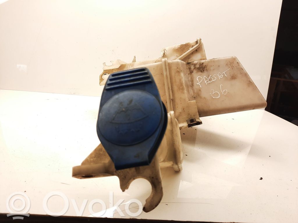 Volkswagen PASSAT B6 Windshield washer fluid reservoir/tank 