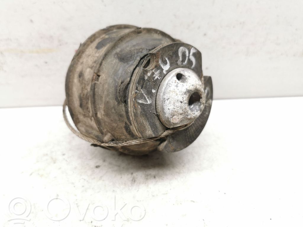 Volvo V70 Engine mount bracket 