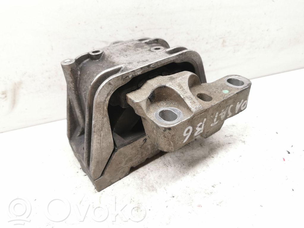 Volkswagen PASSAT B6 Engine mount bracket 