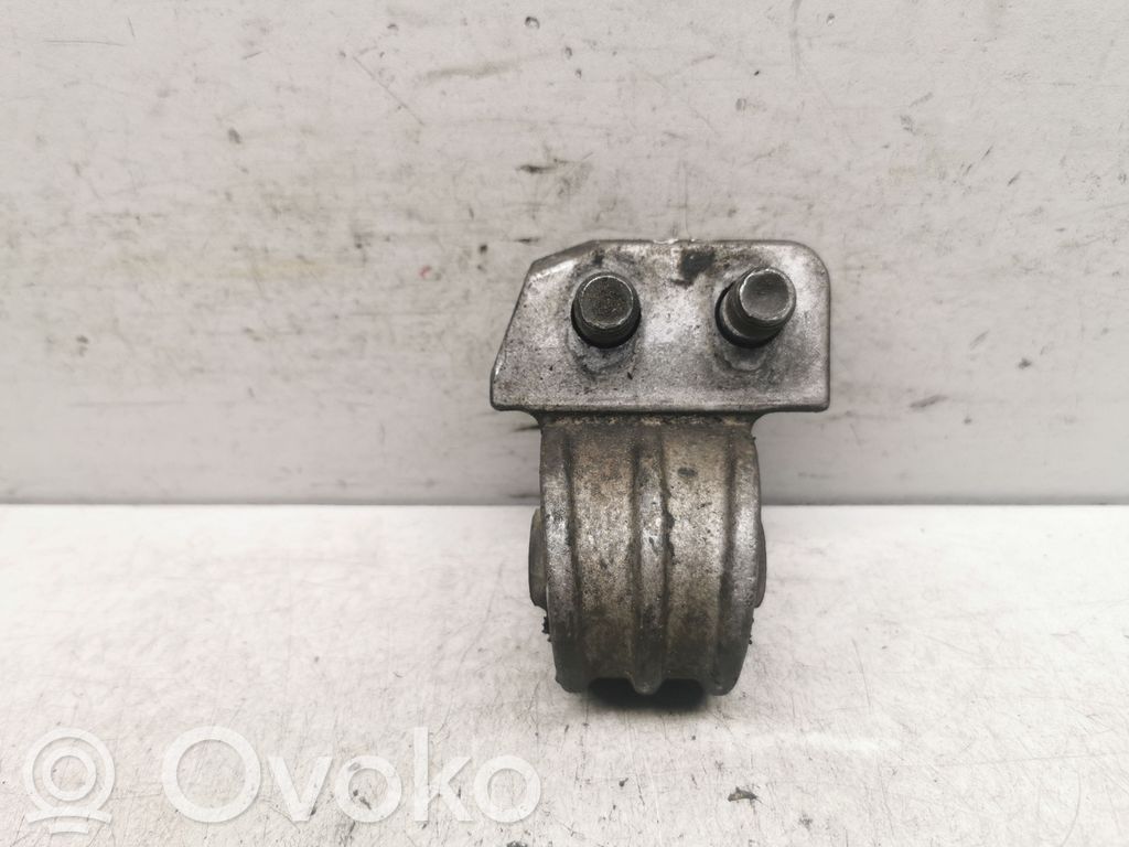 Volvo V70 Engine mount bracket 
