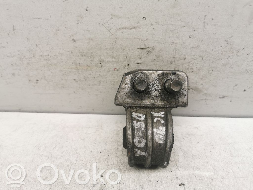 Volvo XC70 Engine mount bracket 