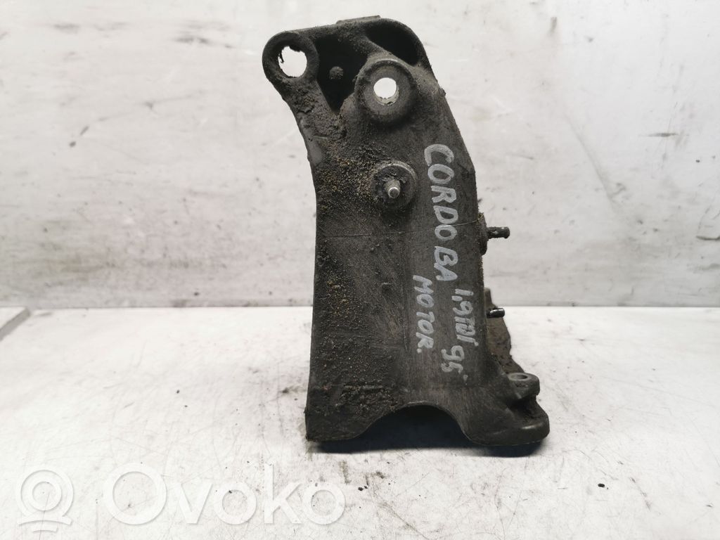 Engine mounting bracket