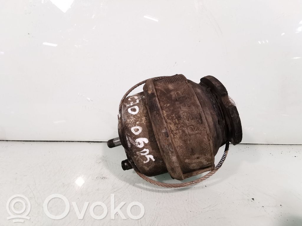 Volvo XC70 Engine mount bracket 