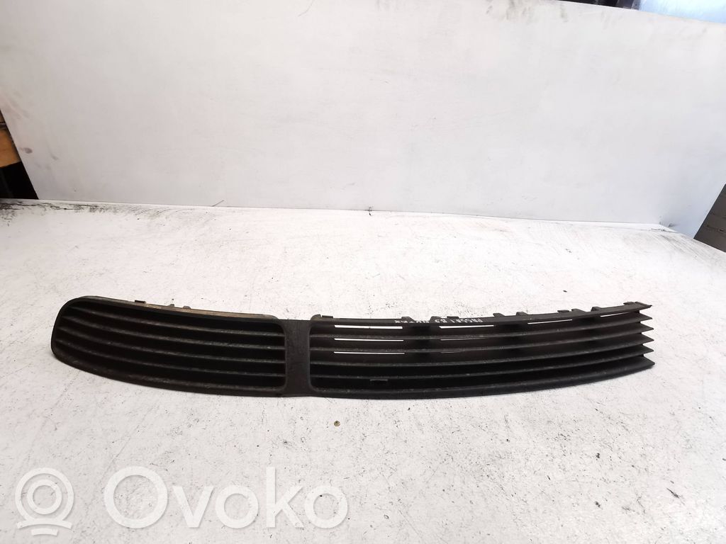 Volkswagen PASSAT B5 Grilă inferioară bară față 