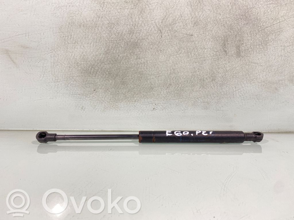 BMW 5 E60 E61 Konepellin kaasujousi 