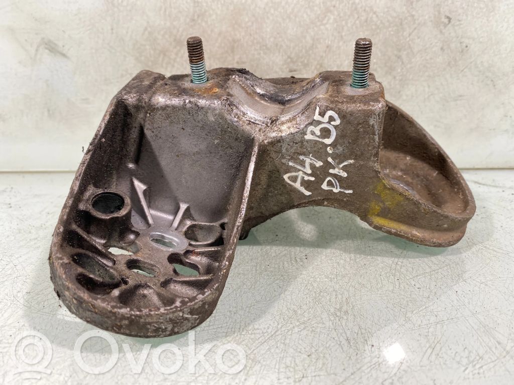 Audi A4 S4 B5 8D Engine mounting bracket 
