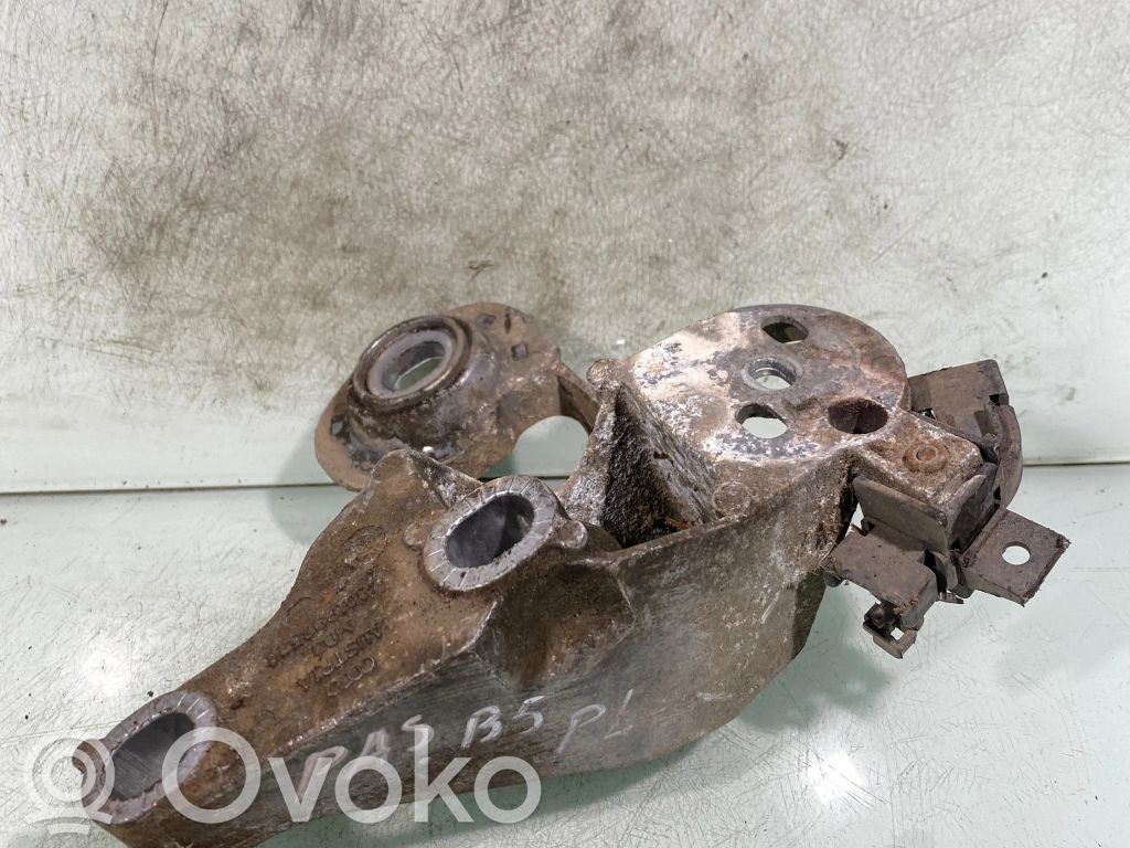 Volkswagen PASSAT B5 Engine mounting bracket 