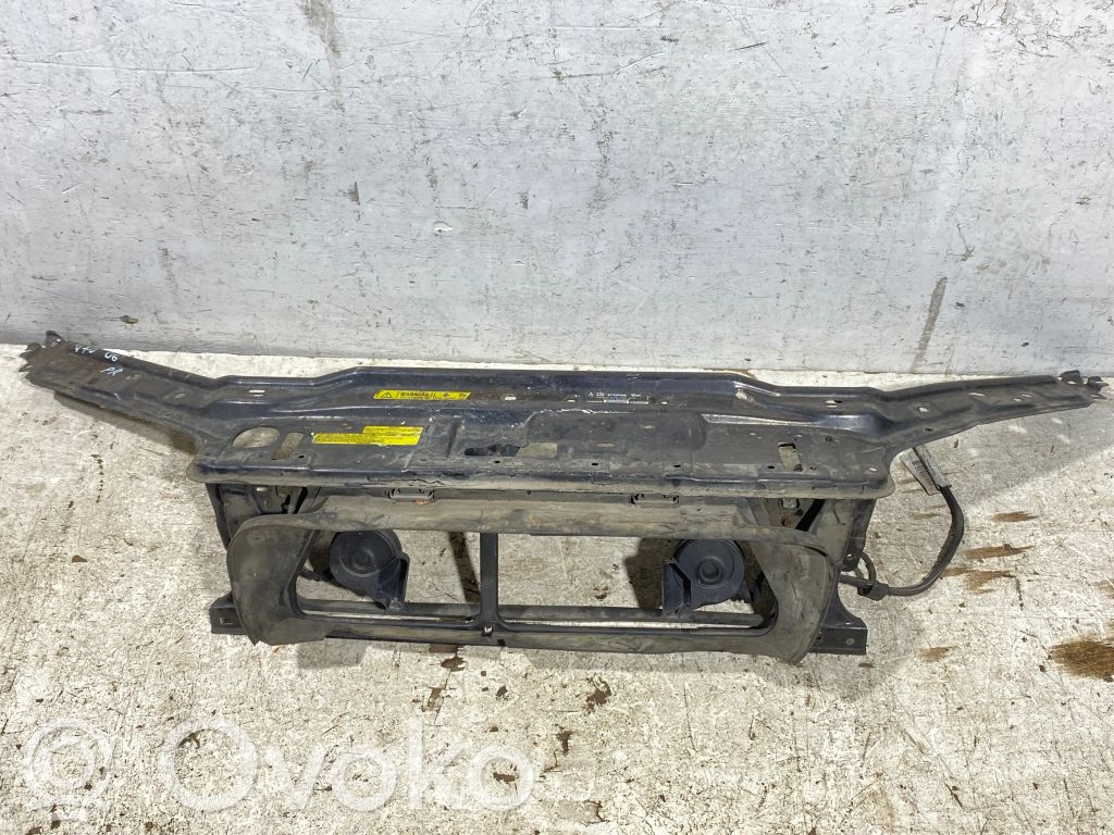 Volvo V70 Верхняя часть панели радиаторов (телевизора) 