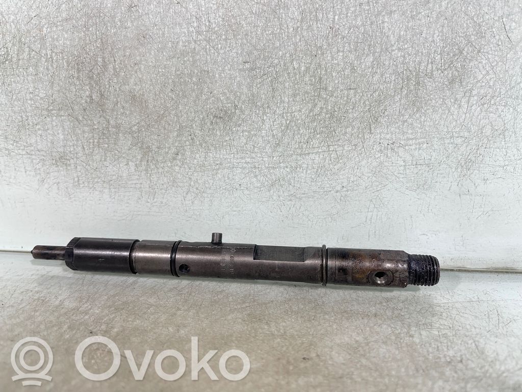 Audi A6 S6 C5 4B Fuel injector 