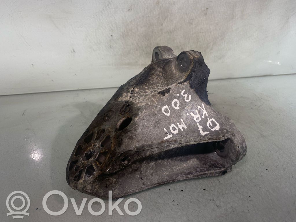 Audi Q7 4L Engine mounting bracket 