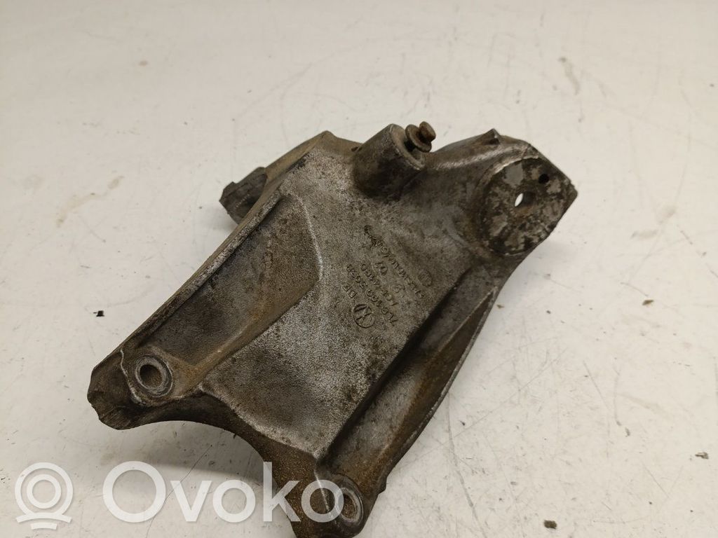 Audi Q7 4L Engine mounting bracket 