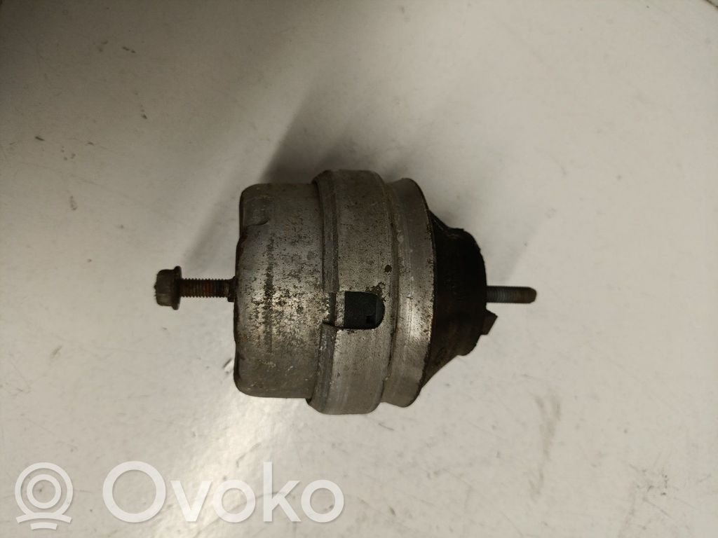 Volkswagen PASSAT B5 Engine mount bracket 