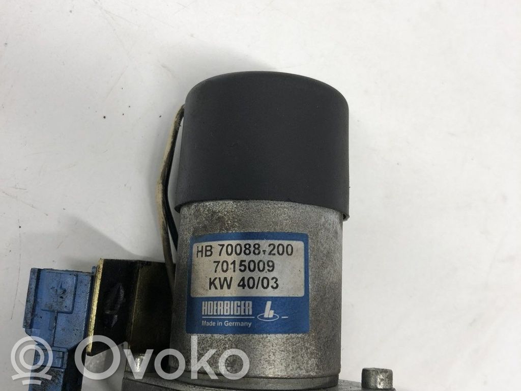 BMW 7 E65 E66 Pritraukėjas galinio dangčio 