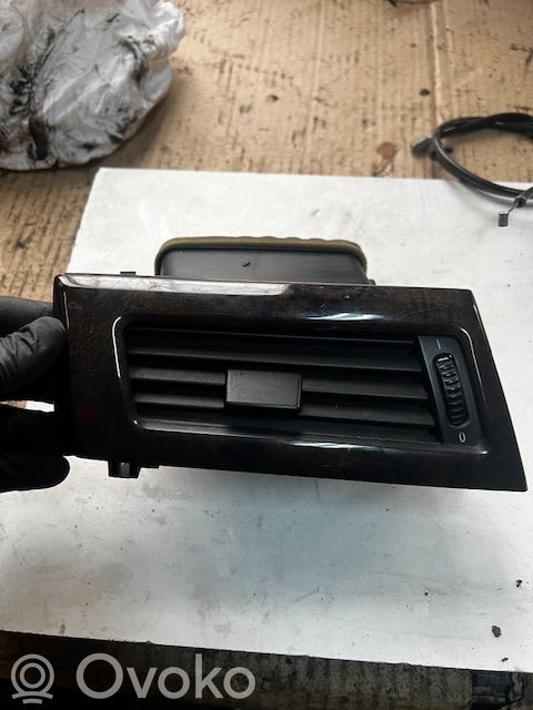 BMW 5 E60 E61 Oro grotelės lubose 