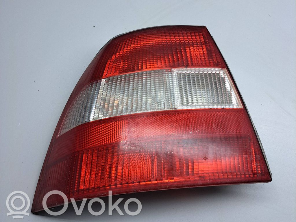 Opel Vectra B Takavalon polttimon suojan pidike 