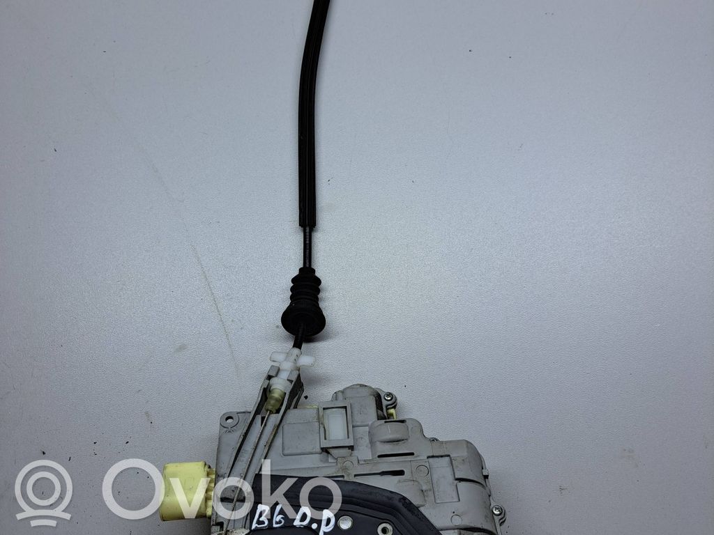 Volkswagen PASSAT B6 Front door lock 