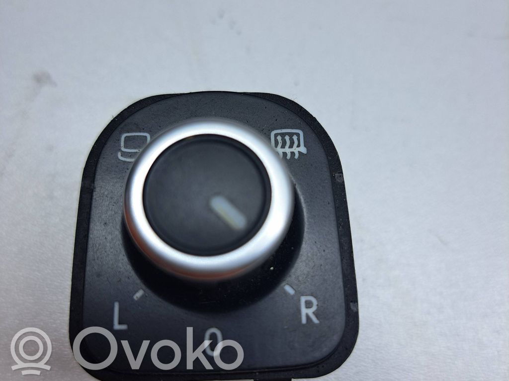 Volkswagen Golf VI Electric window control switch 