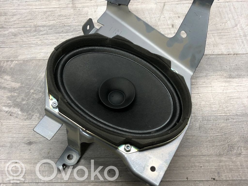 Mazda 5 Garsiakalbis (-iai) priekinėse duryse 