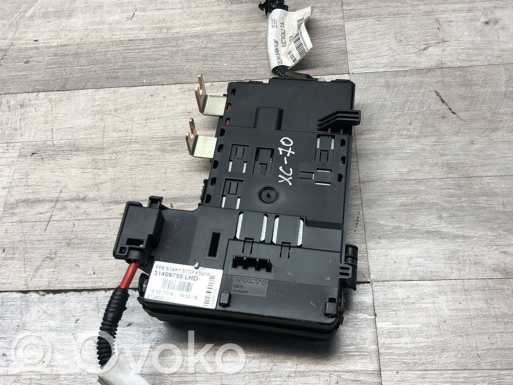 Volvo XC70 Ramka / Moduł bezpieczników 