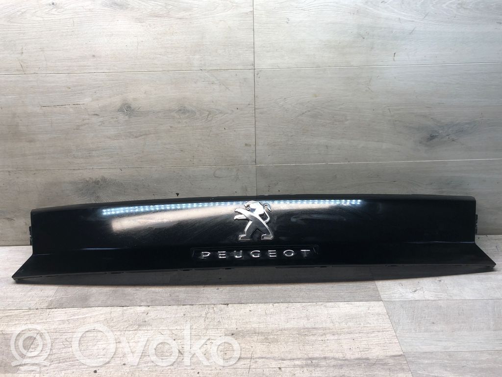 Peugeot 5008 Mască capotă portbagaj 
