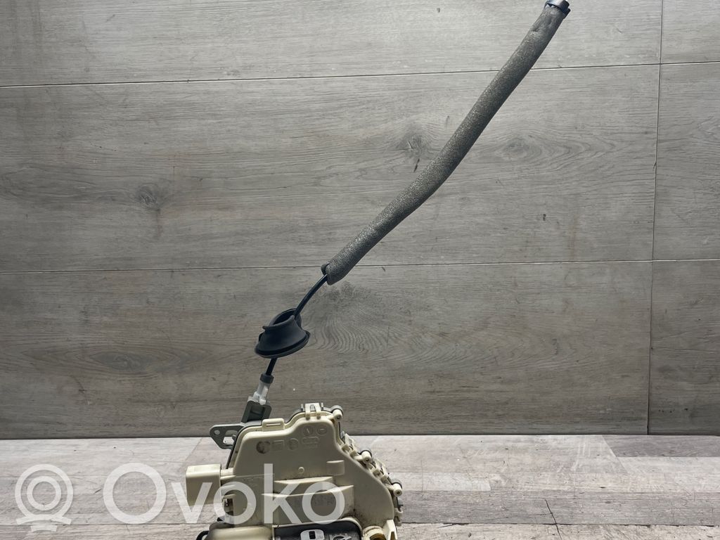 Zamek drzwi przednich   8J1837015,225F1213