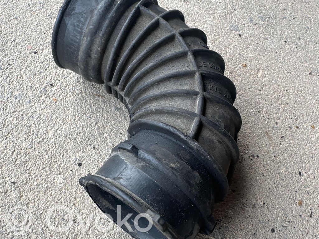 Audi A8 S8 D3 4E Ilmanoton kanavan osa 