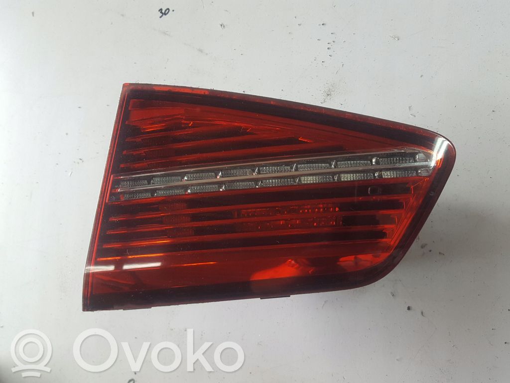 Volkswagen PASSAT B8 Lampy tylnej klapy bagażnika 
