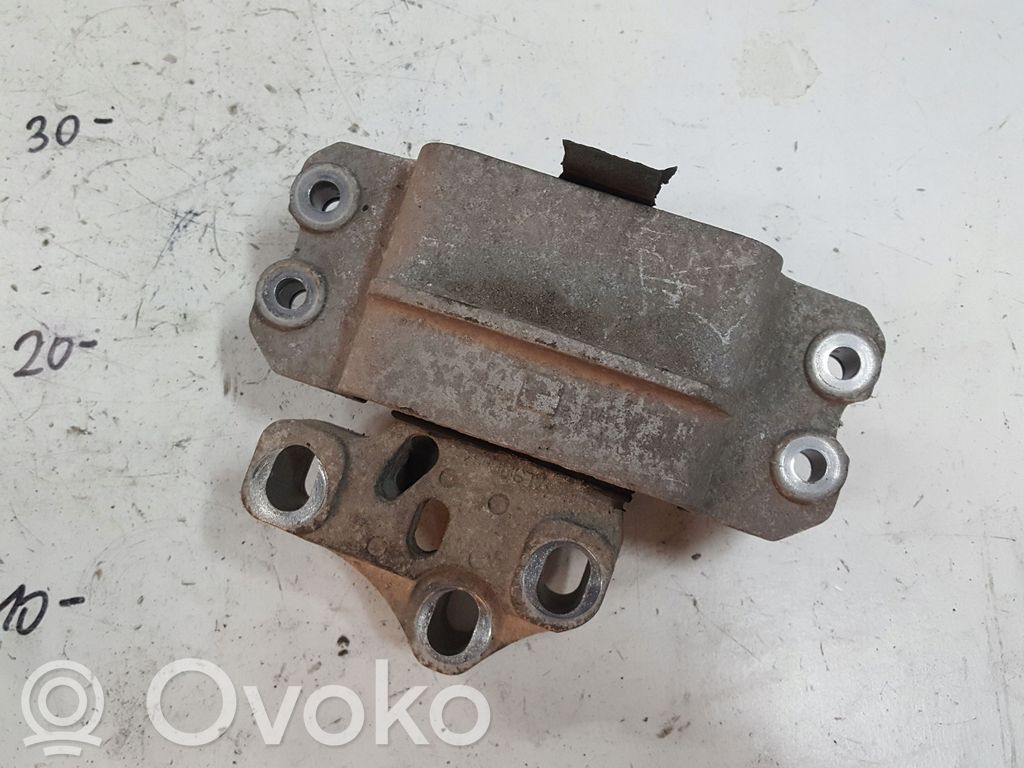 Volkswagen Tiguan Engine mount bracket 