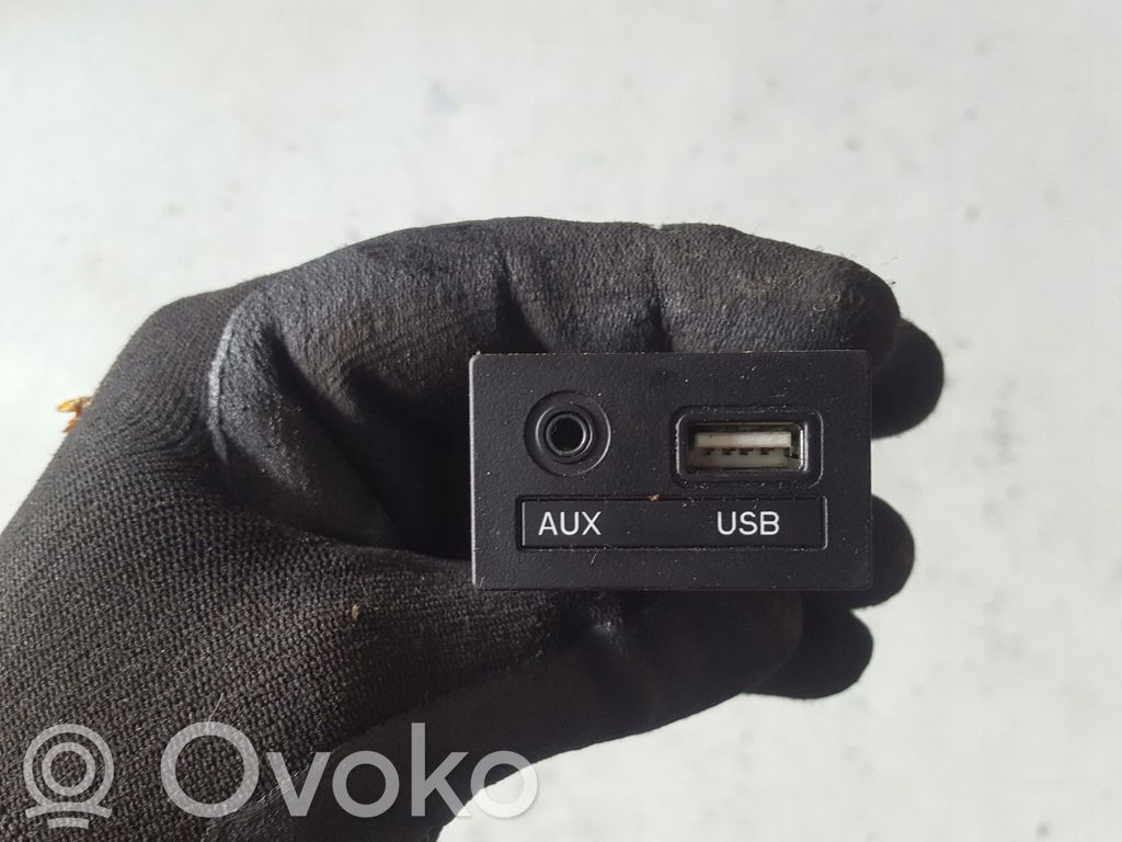 Hyundai i40 Enchufe conector entrada auxiliar 